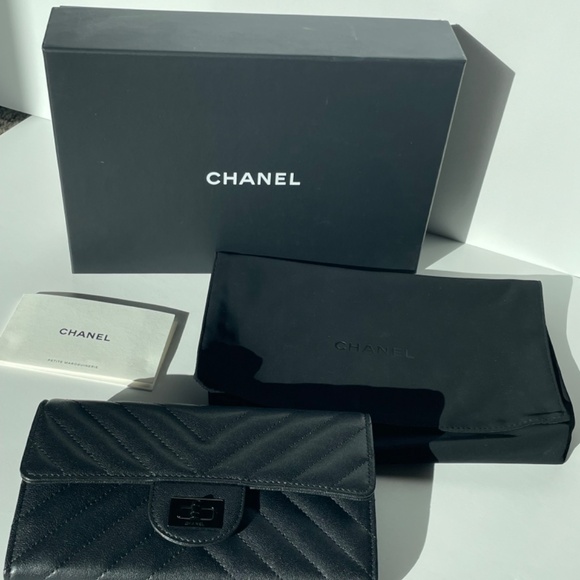 NEW Rare CHANEL So Black Chevron 2.55 Reissue Flap Wallet, black hardware - Picture 1 of 10